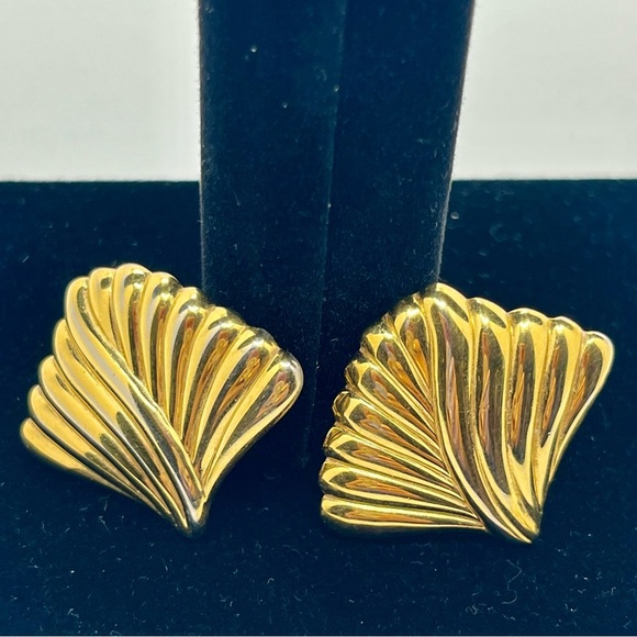 Vintage gold tone Monet clip on earrings. - Picture 1 of 8
